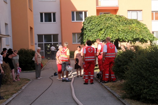 Feuerwehreinsatz bei Brand im Keller eines Mehrparteienhauses in Wels