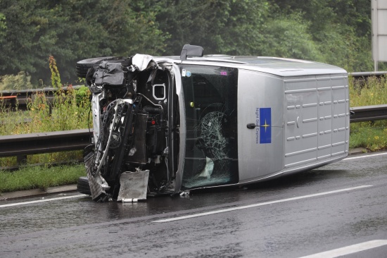Kleintransporter nach Unfall auf Innkreisautobahn bei Wels-Oberthan umgestrzt