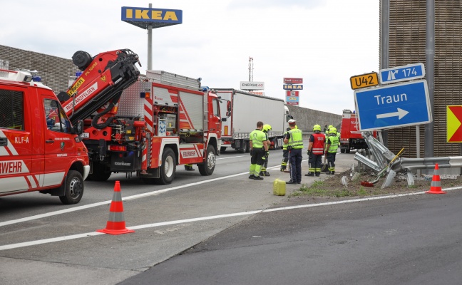 Schwerer Verkehrsunfall auf Westautobahn bei Autobahnabfahrt in Ansfelden