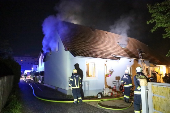 Ausgedehnter Zimmerbrand in einem Wohnhaus in Wels-Pernau