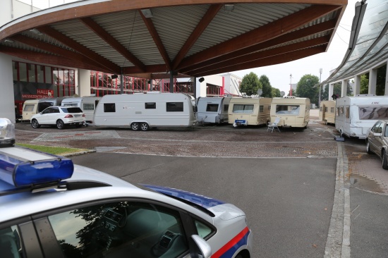 Roma und Sinti blockierten wegen Hagelgefahr erneut die Durchfahrt durchs Messegelände