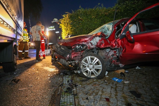 Schwere Kollision zwischen Auto und Klein-LKW in Pischelsdorf am Engelbach
