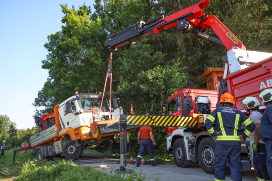 Komplizierte Bergung eines Baustellen-LKWs in Piberbach - Kranfahrzeug der Feuerwehr im Einsatz