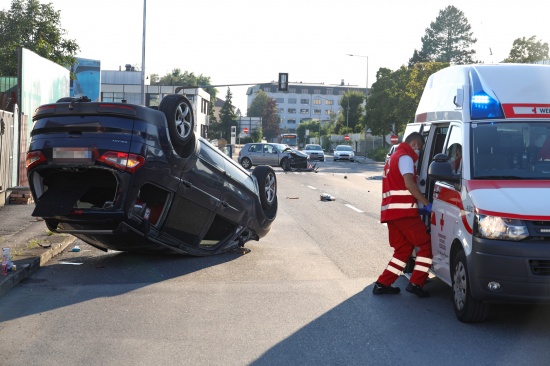Auto berschlagen: Schwerer Kreuzungscrash in Wels-Pernau fordert zwei Verletzte