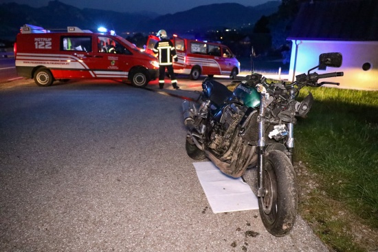 Schwerer Crash zwischen Motorrad und PKW auf Salzkammergutstraße bei Altmünster