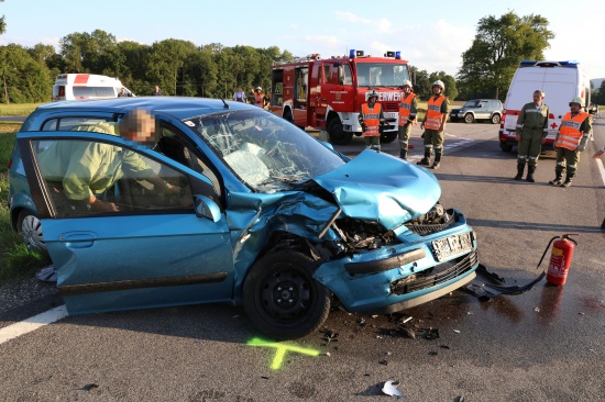 Person bei schwerem Verkehrsunfall in Rottenbach im Fahrzeug eingeklemmt