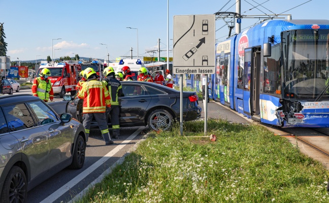 Kollision mit Straßenbahn: Schwerer Verkehrsunfall auf "Trauner-Kreuzung" bei Pasching