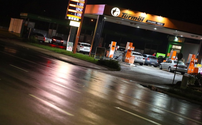 Drei Verletzte: Autolenker übersah Fußgängergruppe bei Ausfahrt von Tankstelle in Wels-Lichtenegg