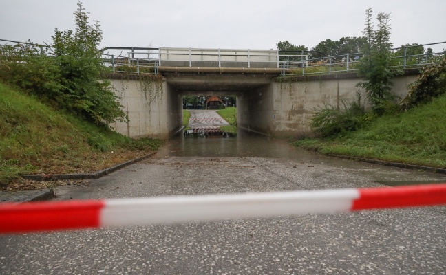 Personenrettung: Auto in überfluteter Unterführung in Inzersdorf im Kremstal eingeschlossen