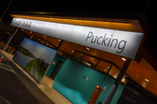 Busreisender (81) verletzt unter Mittelleitschiene der Welser Autobahn bei Pucking aufgefunden