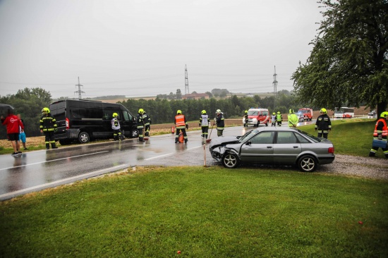 Aufrumarbeiten nach Verkehrsunfall in Sipbachzell