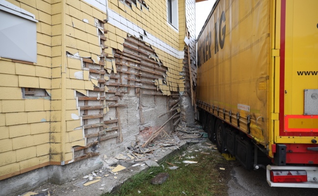 Sattelzug in Steinerkirchen an der Traun gegen Hausfassade eines Gasthauses gekracht