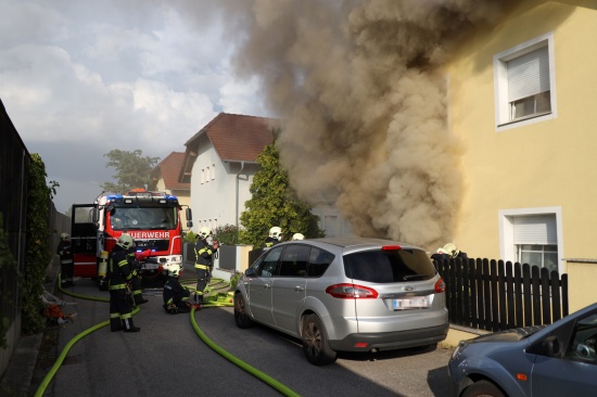 Groeinsatz bei ausgedehntem Kellerbrand in einem Einfamilienhaus in Wels-Lichtenegg