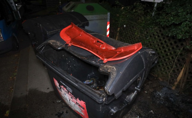 Brand eines Altpapiercontainers in Wels-Lichtenegg sorgt für Einsatz der Feuerwehr