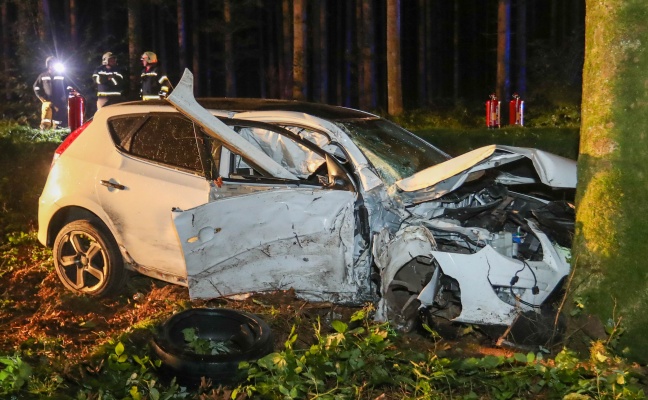 Auto gegen Baum: Schwerer Verkehrsunfall in einem Waldstück bei Burgkirchen