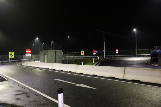 Verletzter Mann (81) auf Welser Autobahn bei Rastplatz Pucking - Polizei fahndet nach dunklem Auto