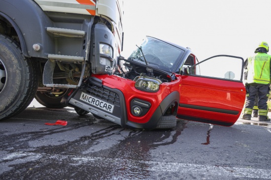 Unfalllenkerin (76) erlag nach Kollision zwischen Mopedauto und LKW im Klinikum ihren Verletzungen