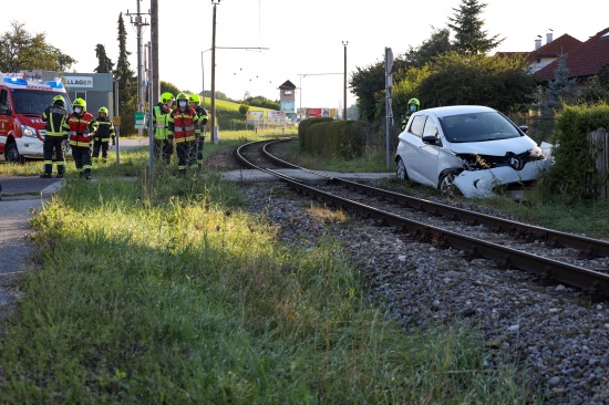 Kollision zwischen Traunseetram und PKW auf Bahnübergang in Vorchdorf endet glimpflich