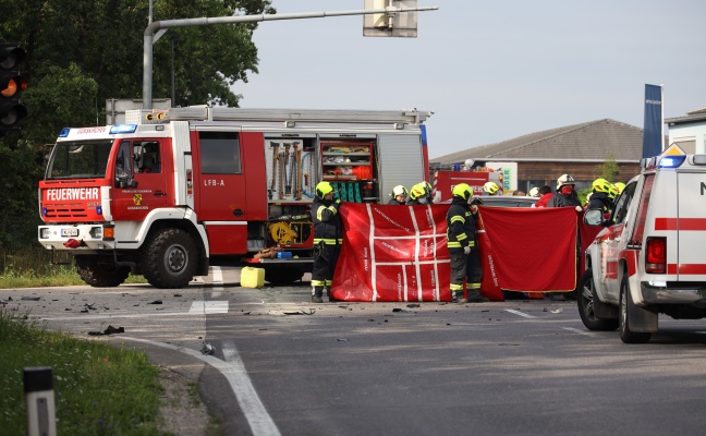 Tödliche Kollision zwischen Auto und LKW auf Wiener Straße bei Gunskirchen