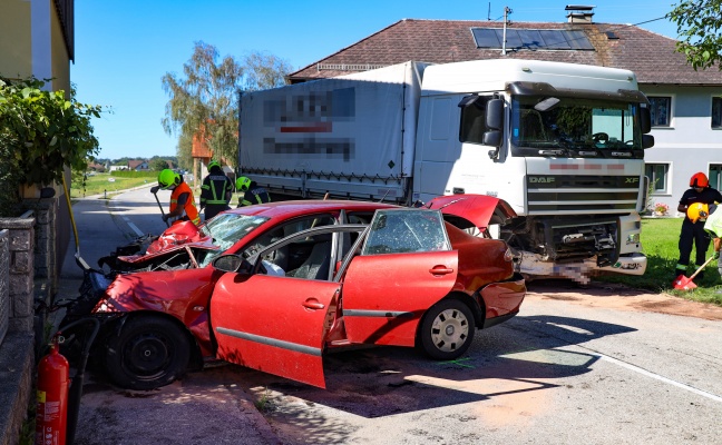 Menschenrettung nach schwerem Verkehrsunfall zwischen PKW und LKW in Vorchdorf