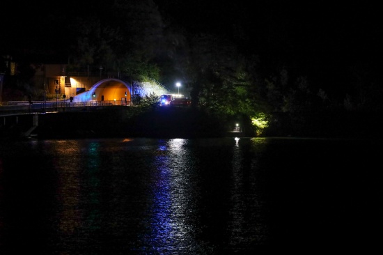 Einsatz von Feuerwehr und Wasserrettung am Traunsee wegen mglicherweise abgestrztem Paragleiter