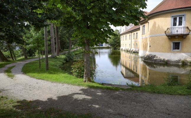 Tödlicher Sturz: Leiche in Wassergraben eines Schlosses in Waizenkirchen entdeckt