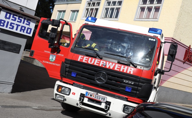 Feuerwehr bei kleinerem Brand in einem Hinterhof in Schwanenstadt im Einsatz