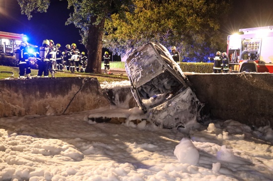 Auto nach schwerem Verkehrsunfall in Sipbachzell in Flammen aufgegangen