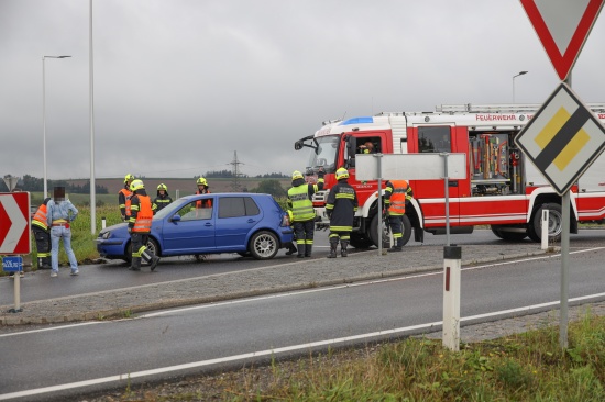 Unfall im Kreisverkehr: PKW auf Wiener Strae bei Neukirchen bei Lambach in Bschung gelandet