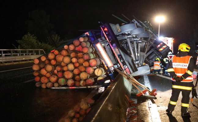 Holztransporter crasht auf Pyhrnautobahn bei Schlierbach gegen Mittelleitschiene
