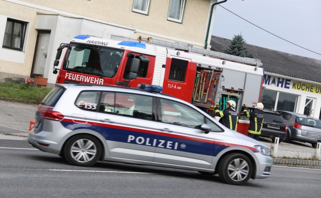 Aufräumarbeiten nach Verkehrsunfall auf Innviertler Straße in Buchkirchen