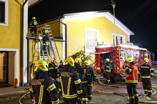 Dachstuhlbrand bei Gasthaus in Roitham am Traunfall führt zu Einsatz von fünf Feuerwehren