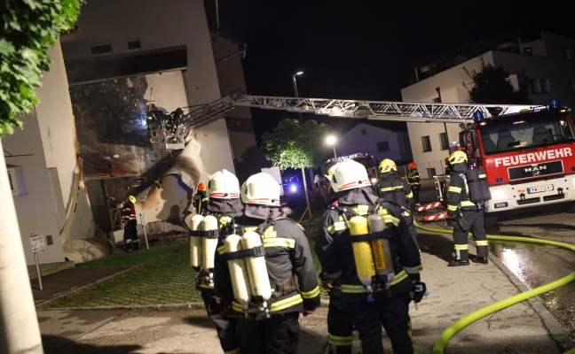 Großeinsatz in Kirchdorf an der Krems - Müllinselbrand greift auf zwei Mehrparteienwohnhäuser über