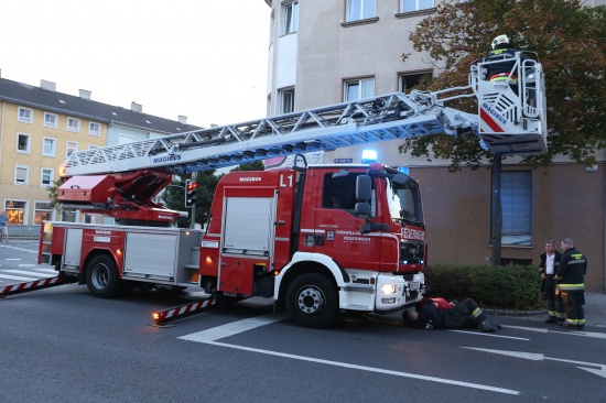 Drehleiter auf der Fahrt zum Einsatzort mit Bierflasche beworfen