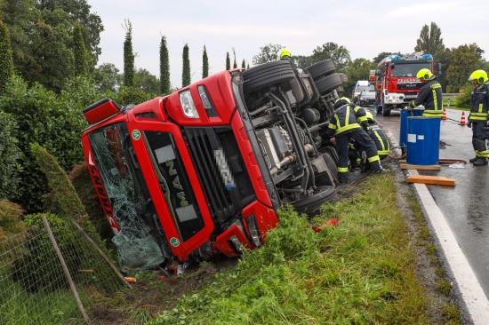 LKW-Sattelzug bei Neuhofen an der Krems von der Kremstalstraße abgekommen und umgestürzt