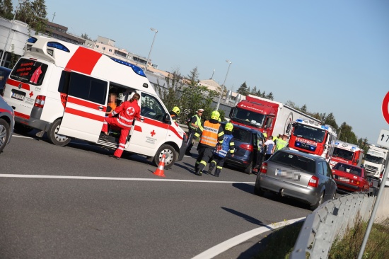 Unfall im dichten Nachmittagsverkehr auf Wiener Strae bei Marchtrenk fordert mehrere Verletzte