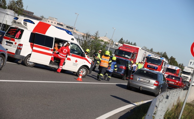 Unfall im dichten Nachmittagsverkehr auf Wiener Straße bei Marchtrenk fordert mehrere Verletzte