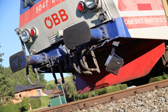 Auto samt Anhnger auf Bahnbergang in Phret von Regionalzug erfasst