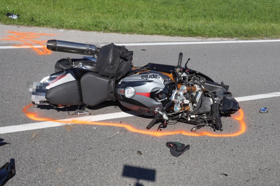 Tödlicher Motorradunfall: Motorradlenker (63) bei Kollision mit Traktor in Waizenkirchen tödlich verletzt