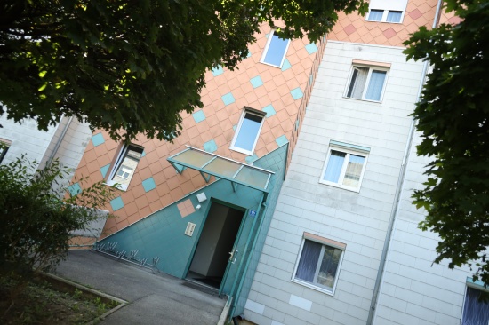 Beiender Geruch: Einsatz der Feuerwehr in einem Mehrparteienwohnhaus in Asten