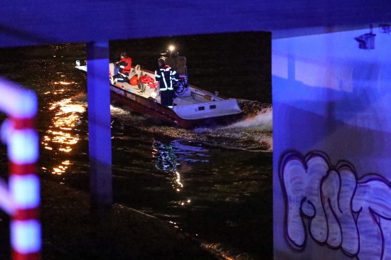 Nchtliche Personensuche mit Booten der Feuerwehr in der Traun zwischen Thalheim bei Wels und Wels
