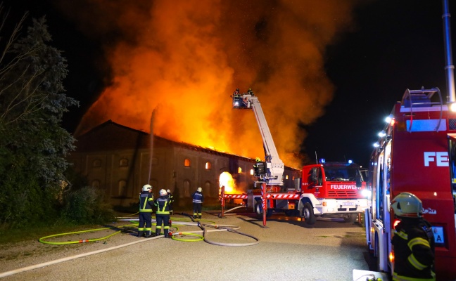 Strohlager in Vollbrand: Großeinsatz der Feuerwehren in Bad Wimsbach-Neydharting