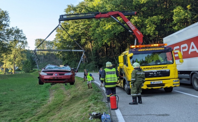 Autolenkerin bei Überschlag mit Cabrio auf Lamprechtshausener Straße in Handenberg verletzt