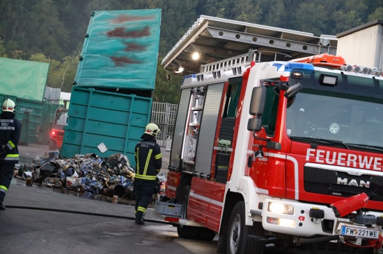 Brand in einem Abfallcontainer bei Entsorgungsbetrieb in Wels-Pernau fhrt zu Einsatz der Feuerwehr