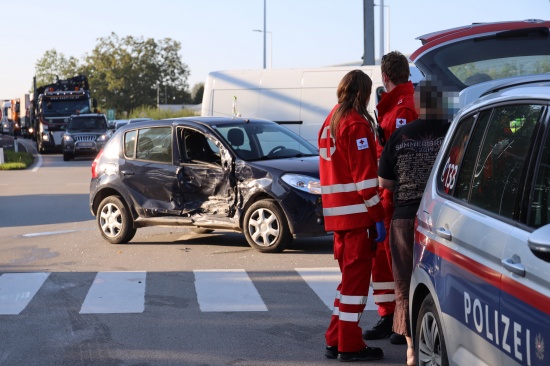 Kreuzungscrash auf Pyhrnpass Strae in Thalheim bei Wels mit Autoberschlag fordert eine Verletzte