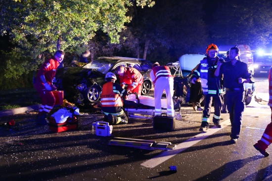 Schwerer Crash auf Autobahnparkplatz der Welser Autobahn bei Pucking