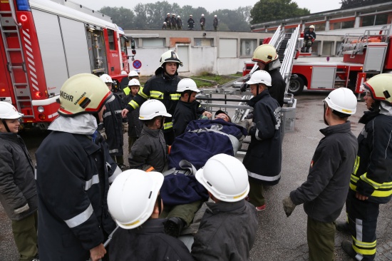 Jugendfeuerwehr Grieskirchen übte bei 24 Stunden-Übung Schulgebäudebrand