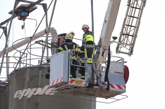 Personenrettung: Verletzte Frau in Offenhausen durch Feuerwehr von Silo gerettet