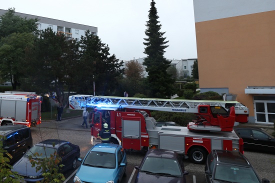 Feuerwehreinsatz durch Brandverdacht im Mehrparteienhaus in Wels-Vogelweide