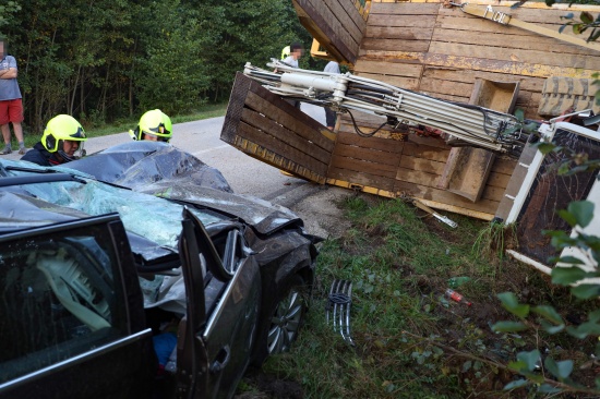 Fnf teils Schwerverletzte: Auto bei Unfall in Eberstalzell gegen Baggeranhnger gekracht